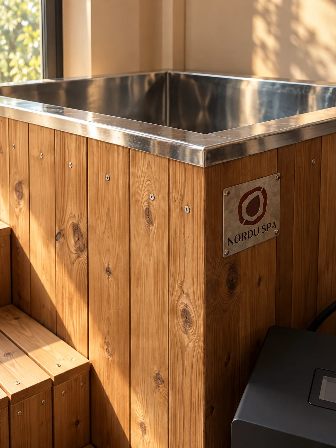 Ahşap kaplı buz banyosu köşe detayı ve Nordu Spa plakası
